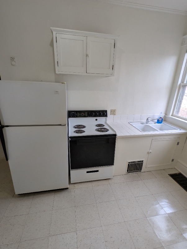 Building Photo - 928 E Grand Ave