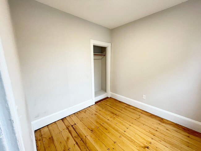Building Photo - 3 Bed - 1000sqFt - Mission Hill