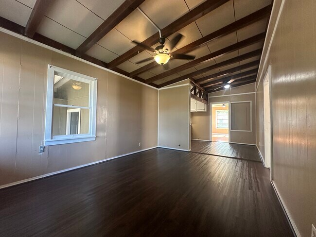 Building Photo - 1312 E Mesquite Ln
