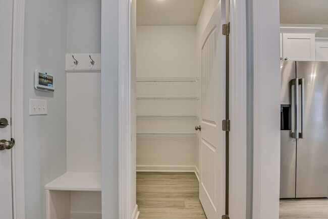 Building Photo - 926 Holbrook Dr