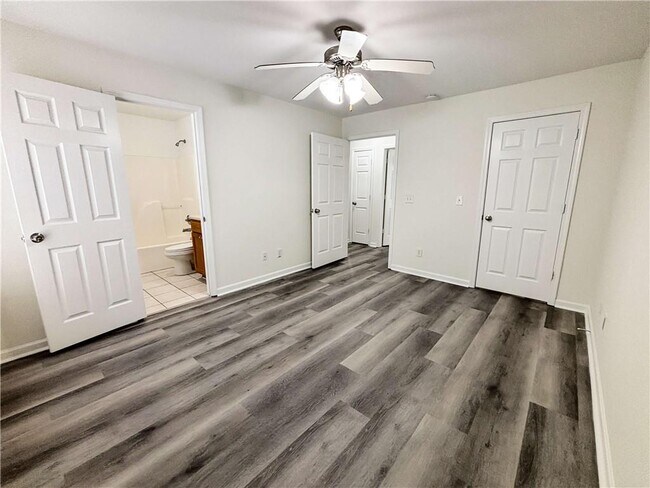 Building Photo - 1400 Stonehaven Cir