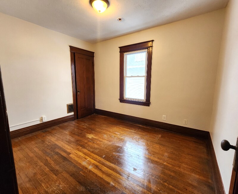 Building Photo - 674 Parsells Ave