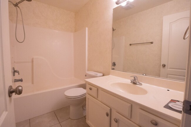 Building Photo - Condominium Convenience in Columbia!