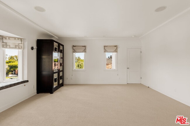Building Photo - 647 Toyopa Dr