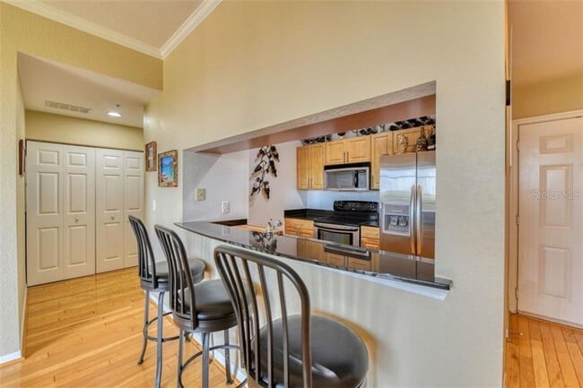 Building Photo - Annual UNfurnished 2/2 condo on top floor ...