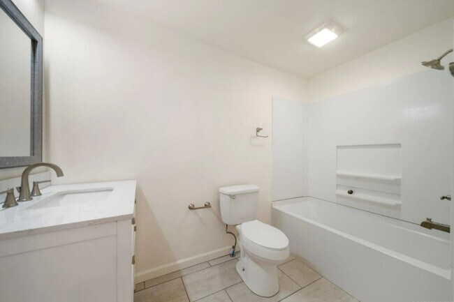 Garage Apt - 2011 E 13th Plz