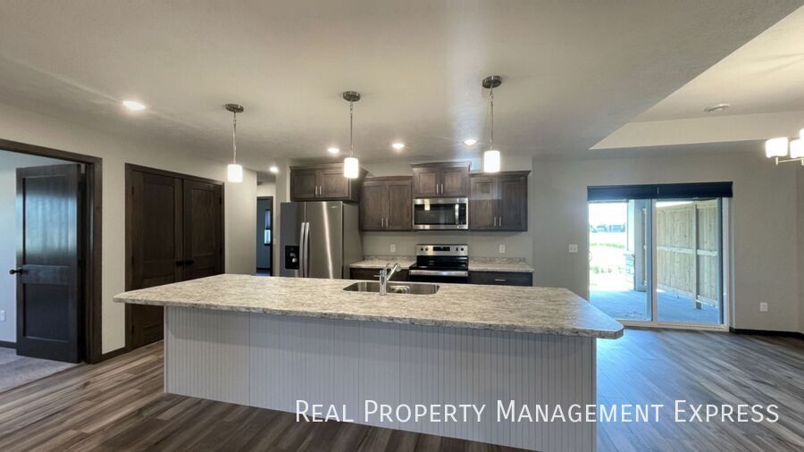 Building Photo - 3 Bed 2 Bath Townhome w/ Double Garage in Southeast SF