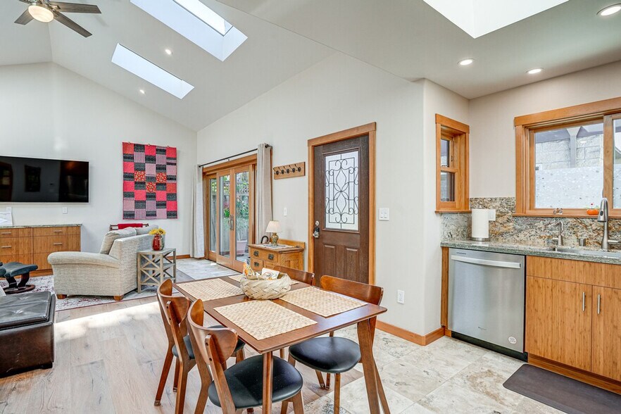 Building Photo - 2820 Van Buren St