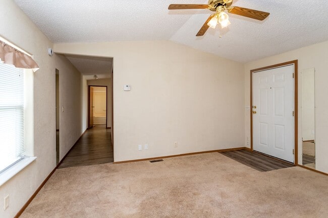 Building Photo - MOVE IN SPECIAL!! Charming Home on a Spaci...