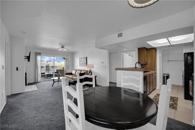 Building Photo - 1909 Mountain Hills Ct