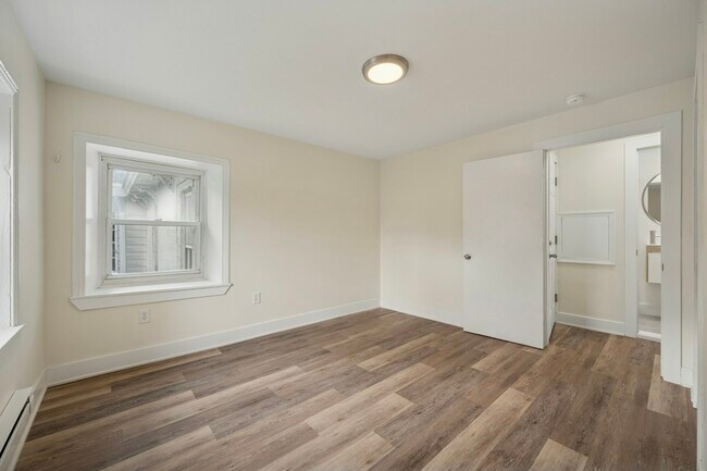 Building Photo - 109 W Queen Ln