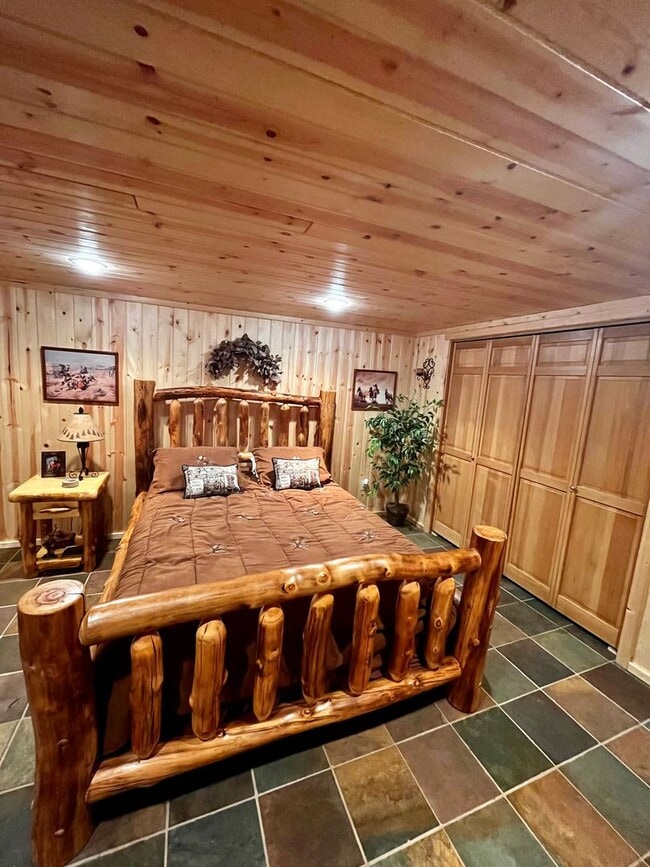 Building Photo - Fully Furnished Cabin Available - 10 Minut...