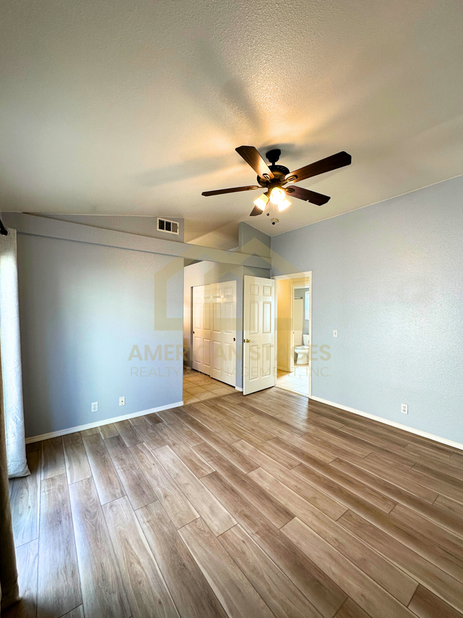 Building Photo - 4226 Woodmere Rd