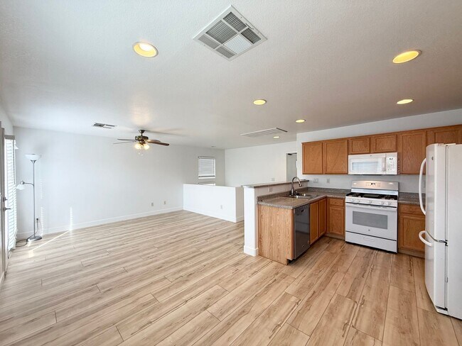 Building Photo - 2/BD 2.5/BA Home in Gated Community with Mountain Views & Premium Amenities!