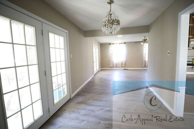 Building Photo - Beautifully renovated 4-bedroom 3 bath hom...