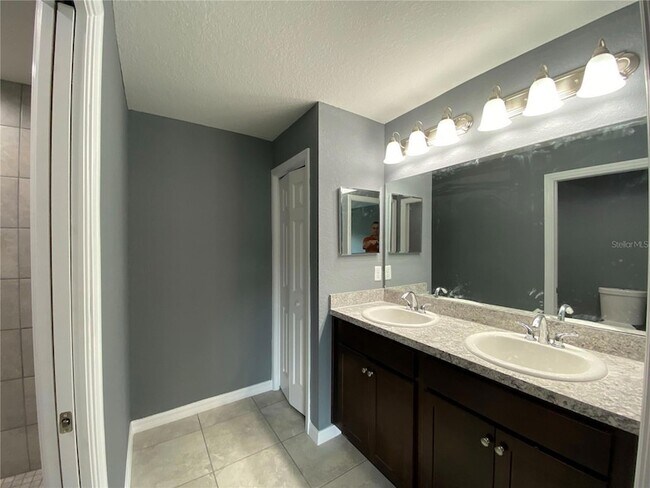 Building Photo - 4004 SW 138th Pl