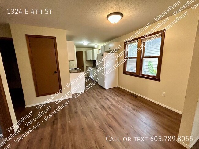 Building Photo - 1324 E 4th St