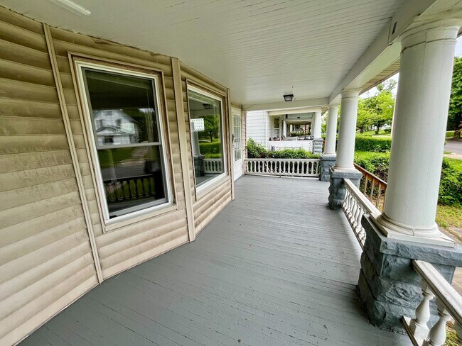 Building Photo - Three bedroom one bathroom single family home for rent MOVE IN SPECIAL - HALF OFF FIRST MONTHS RENT