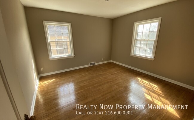 Building Photo - Shaker Heights 4 bed 2 bath UP