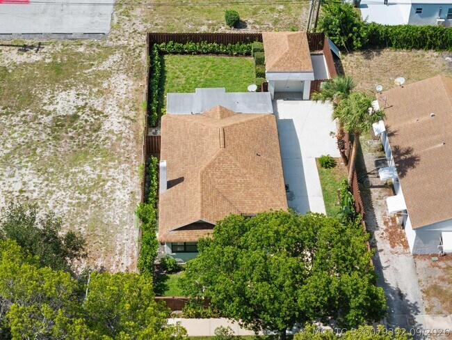 Building Photo - 517 55th St