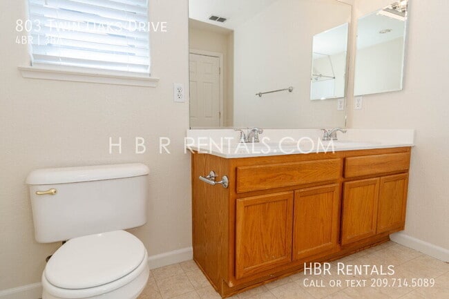 Building Photo - 803 Twin Oaks Dr
