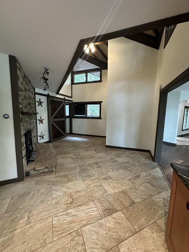 Building Photo - Beautiful Lake Front Property!