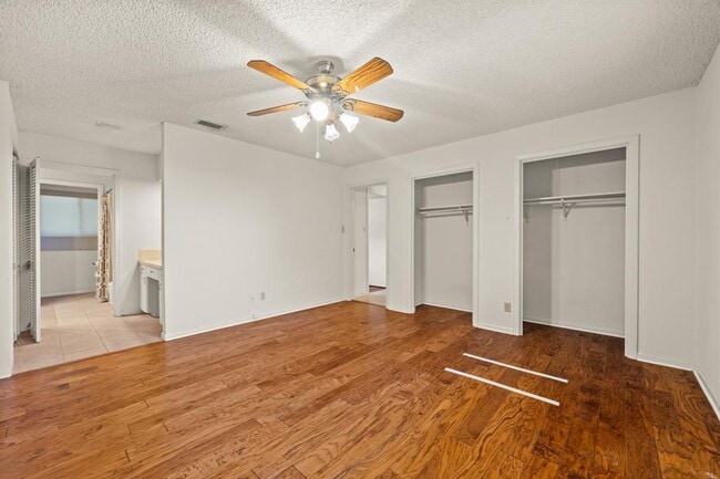 Building Photo - 6501 Mesa Dr