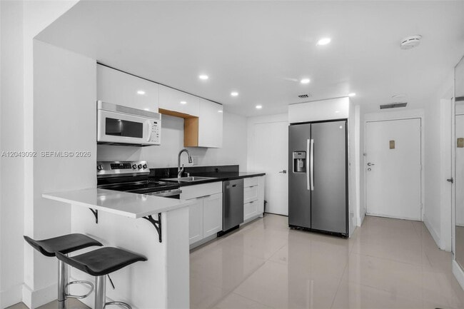 Building Photo - 801 Brickell Bay Dr