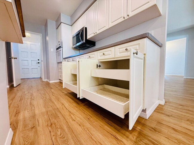 Building Photo - Classic McNeil Estates Ranch-style home-ALL UTILITIES, POOL AND LANDSCAPING INCLUDED WITH RENT!