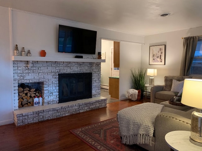 Building Photo - Well maintained 3bed/1.5 bath single famil...