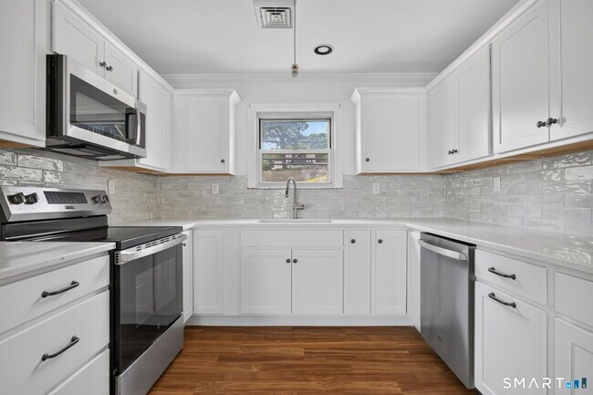 Building Photo - 272 Elm St