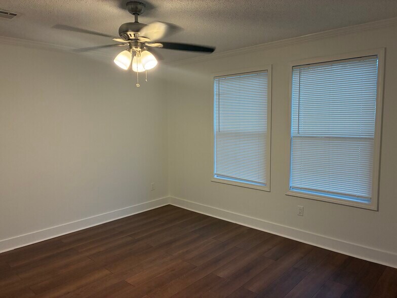 Building Photo - 121 Jackson Blvd #2