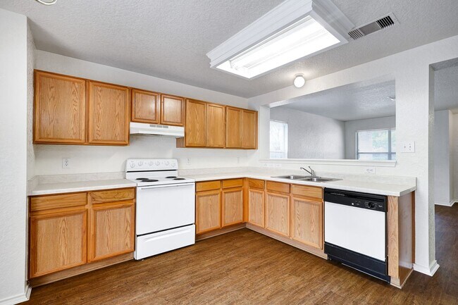 Building Photo - ***MOVE-IN SPECIAL: ONE WEEK FREE***Renova...
