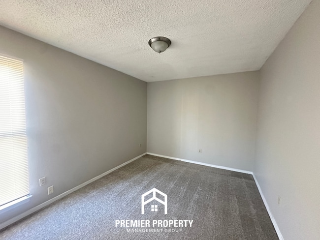 Building Photo - Move-In Ready 4BR Memphis Home w/ Hardwood Floors & Fenced Backyard