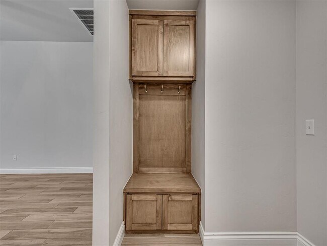 Building Photo - 417 Pergola St