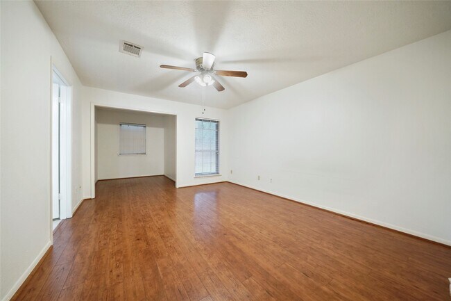 Building Photo - 523 S Rivershire Dr
