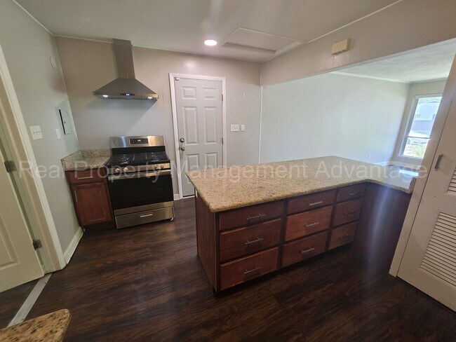 Building Photo - Updates Everywhere! 2/3 Bedrooms in Oak Park