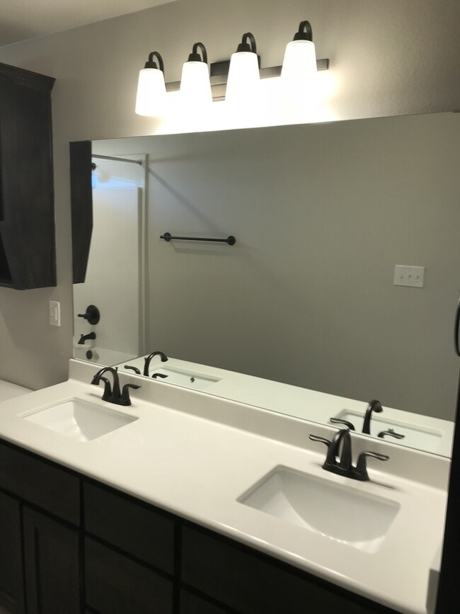 Building Photo - 2 bed/2 bath Duplex - Ready 1/14/2026 - Text 201-231-7228