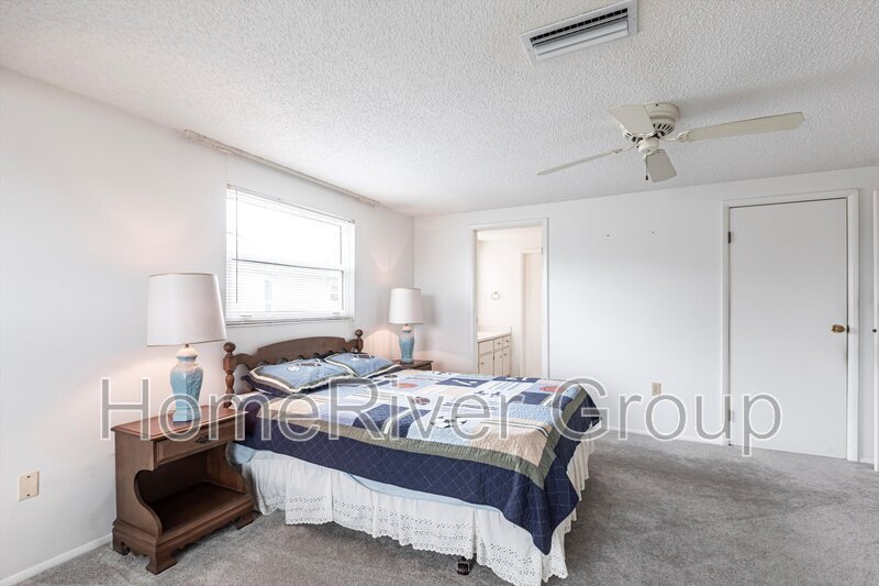 Building Photo - 6860 Kenwood Dr