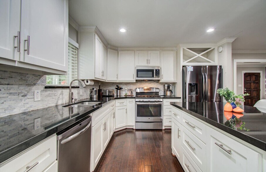 Building Photo - 4749 Benning Dr