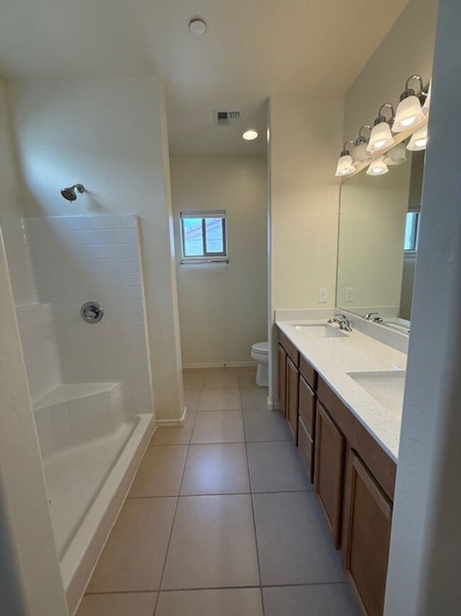 Building Photo - Price Reduced!! 3 bed 2 Bath in The Villas on Elm Contact Property Pros Property Management