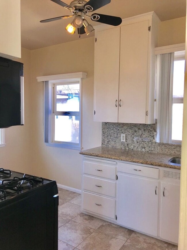 Building Photo - MOVE IN READY! Minutes from Little Italy! ...