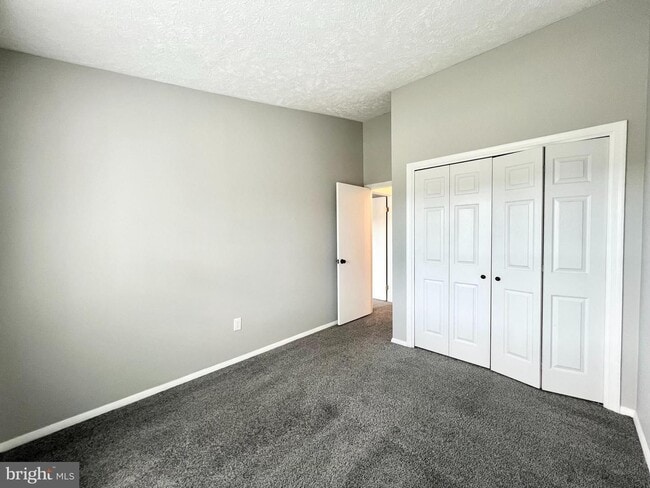 Building Photo - Beautiful Updated 2 bd 2 bth Penthouse Con...