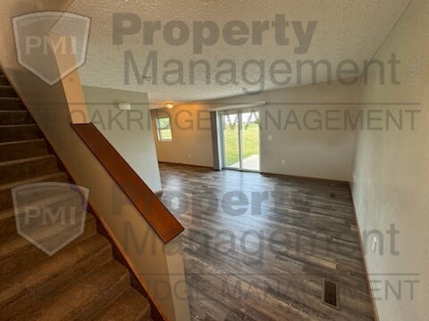 Building Photo - 2 Bedroom Townhouse with Garage