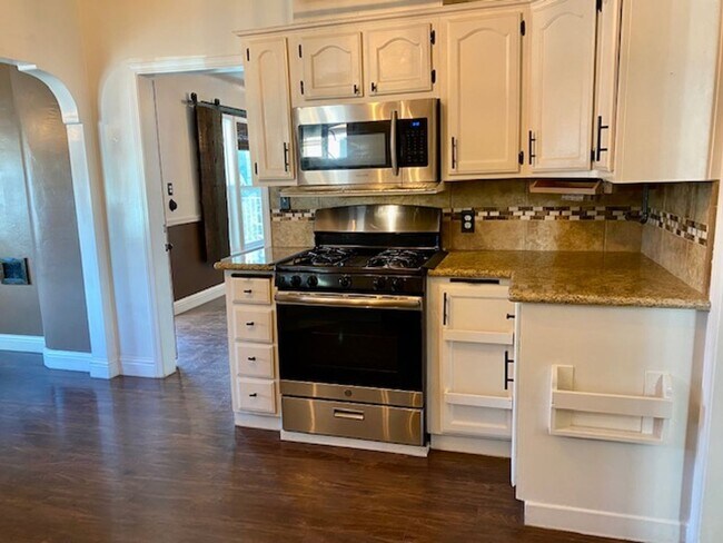 Building Photo - $2,050 Charming 2 Bedroom Home with beauti...