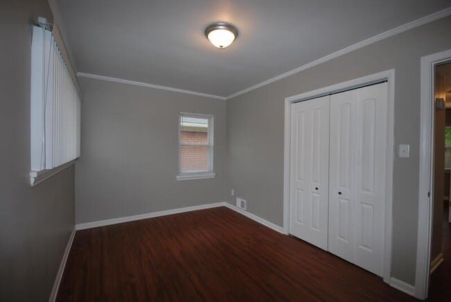 Building Photo - 1136 E Barrett Ave