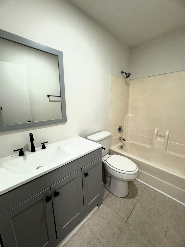 Building Photo - Move In Special!! 1/2 Off First Month's Rent!!