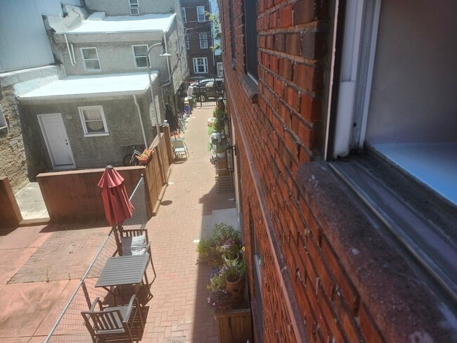 Building Photo - 733 Carpenter St