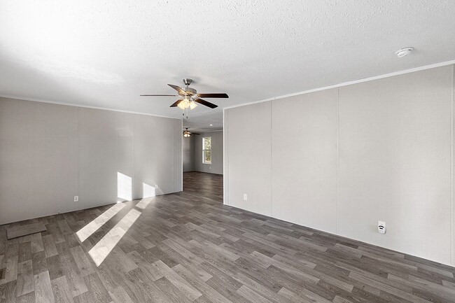 Building Photo - 687 Elmdale Ln