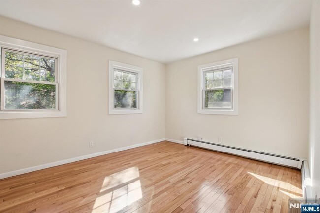 Building Photo - 222-224-224 Woodside Ave